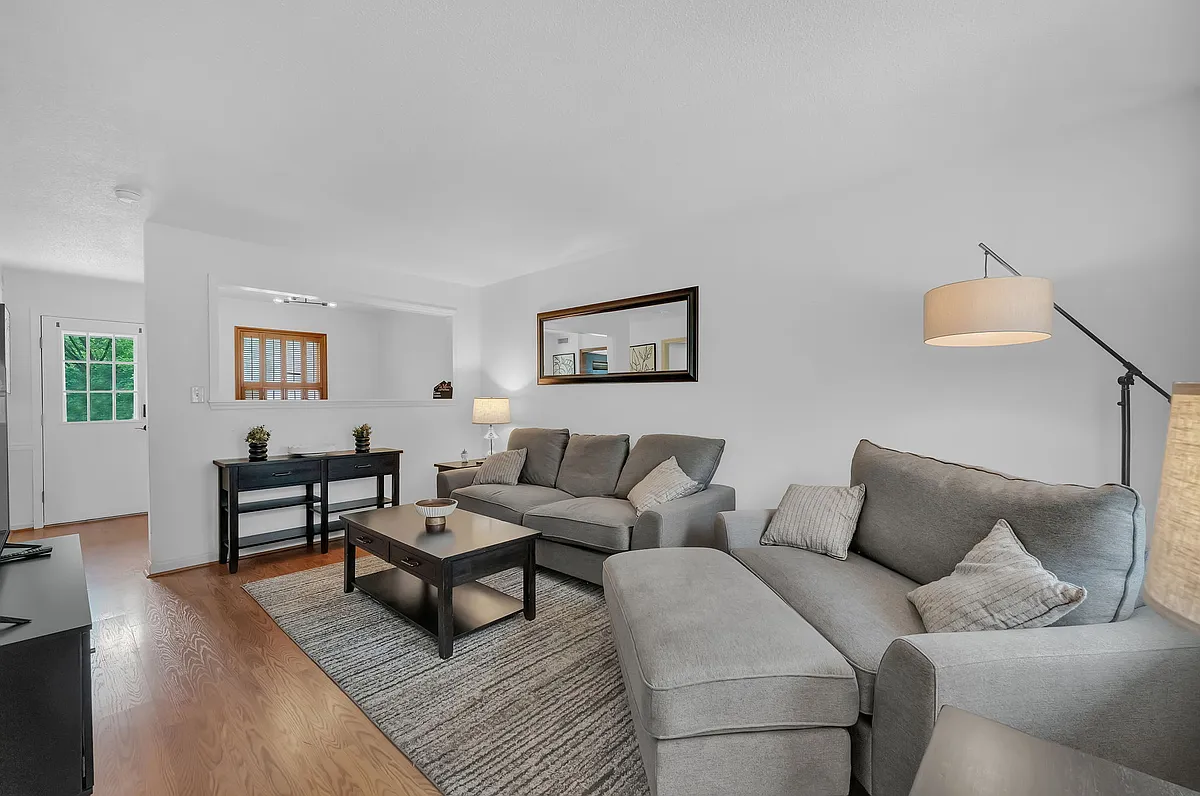 Building Photo - 1705 W Lakeview Dr #1