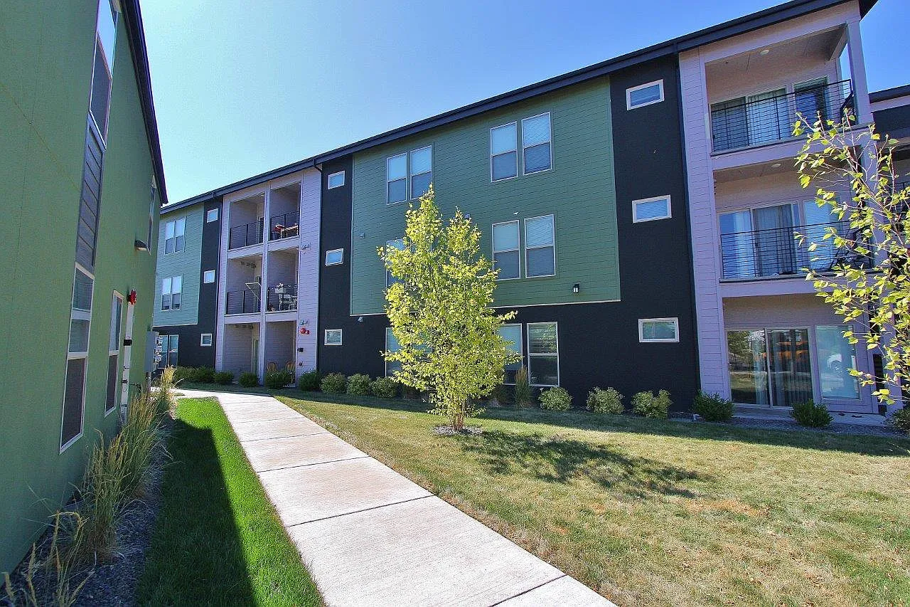 2 bed, 990 sqft, $1,425 — Photo 1