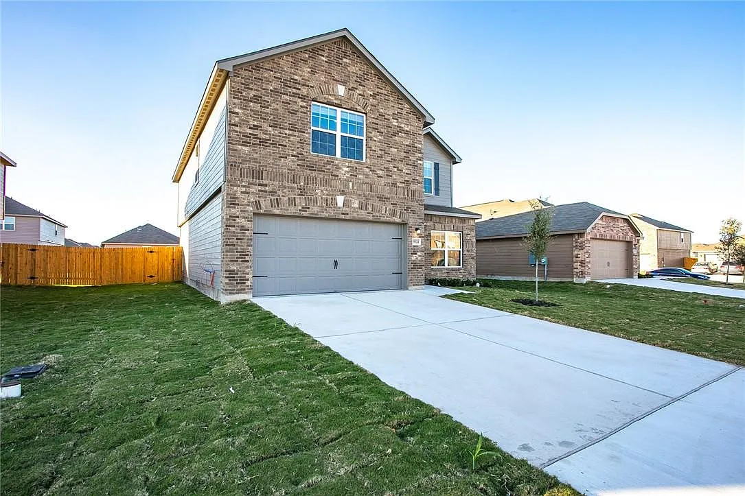 5 bed, 2.5 bath, 2542 sqft, $1,945 — Photo 3