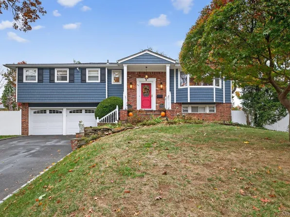 15 Duke Place, Glen Cove, NY 11542