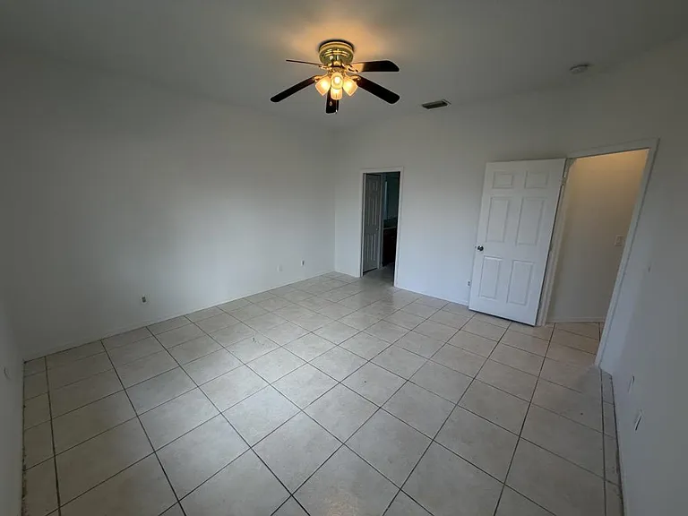 1400 SW 31st Ter — Photo 5