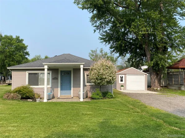 35274 Lake Dr, Brownstown, MI 48173