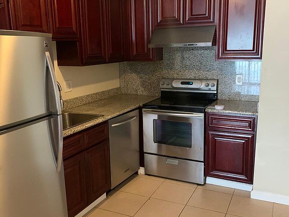 3rd image of 891 Bellevue Ave #3