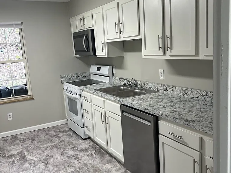 5135 Smith Creek Rd #B — Photo 8