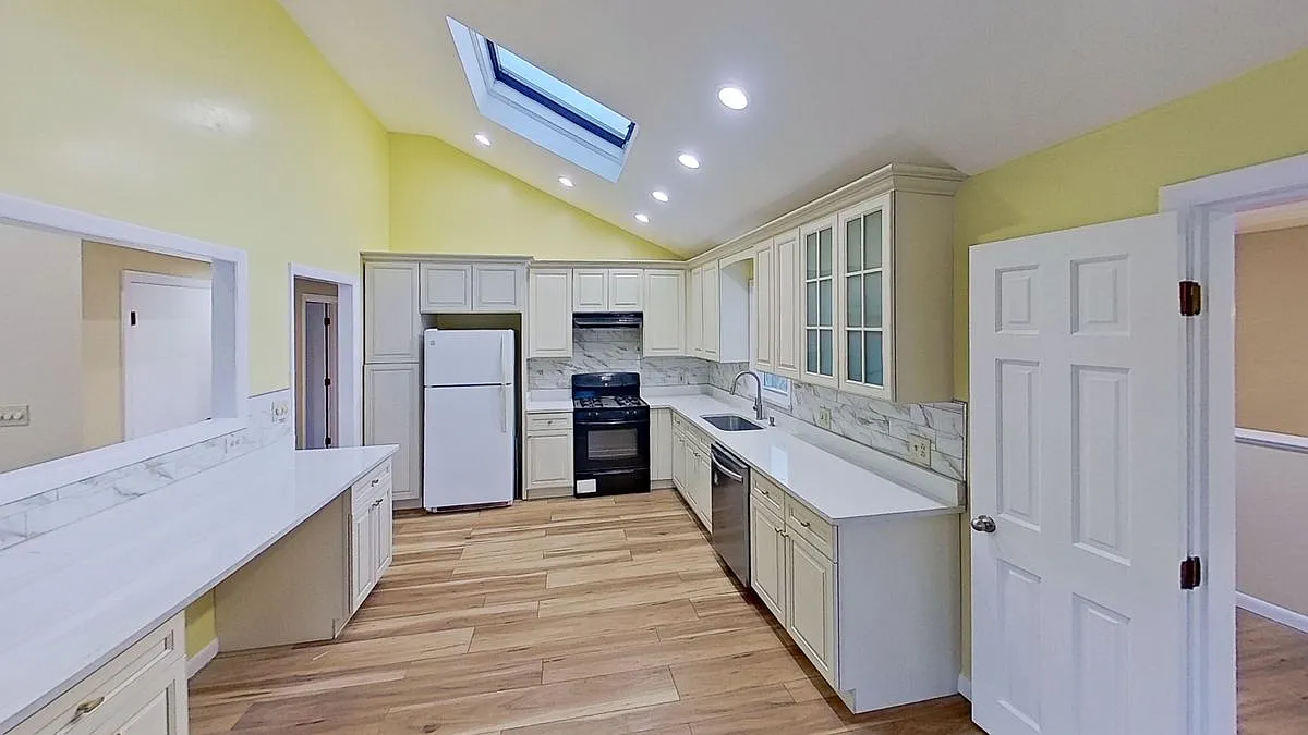 3 bed, 1.0 bath, 1200 sqft, $3,250 — Photo 1
