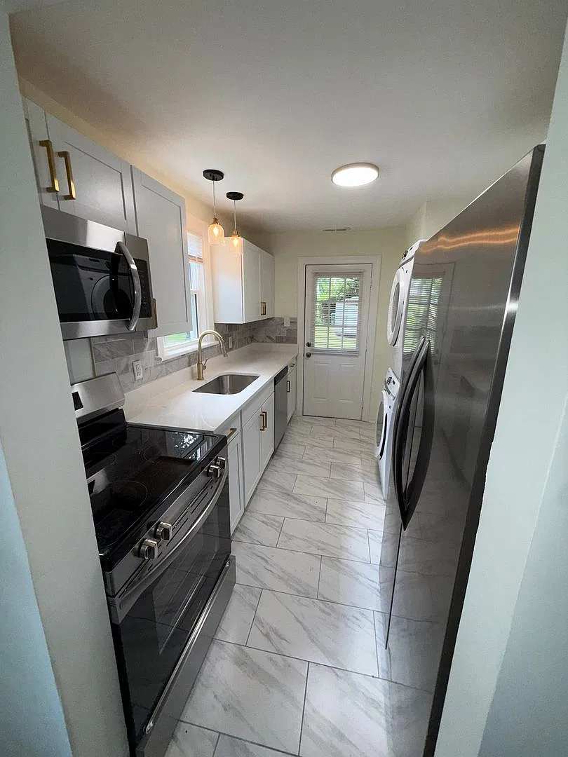 Beautiful renovated 3 bedroom 2 full bath home in Church Hill — Photo 2