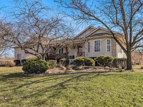 12958 Yale Place Ct, Hartland, MI 48353