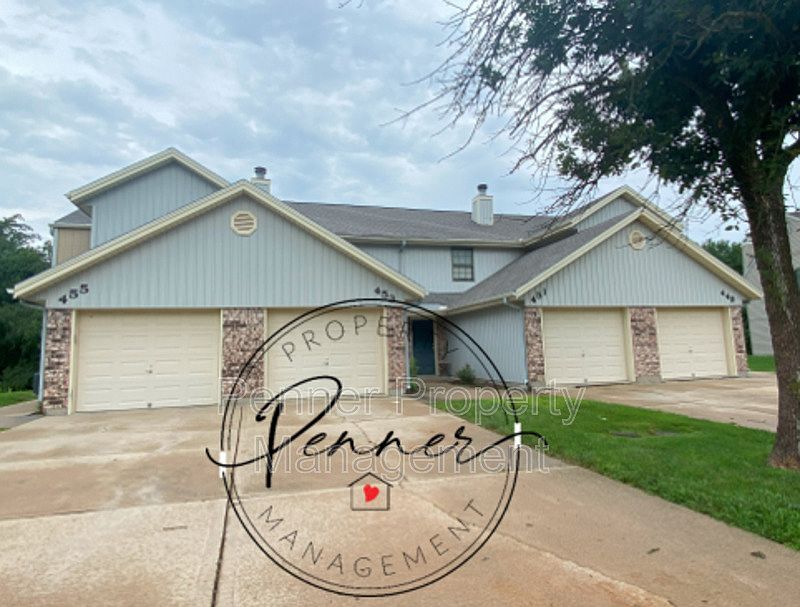 1st image of 453 NE Churchill St