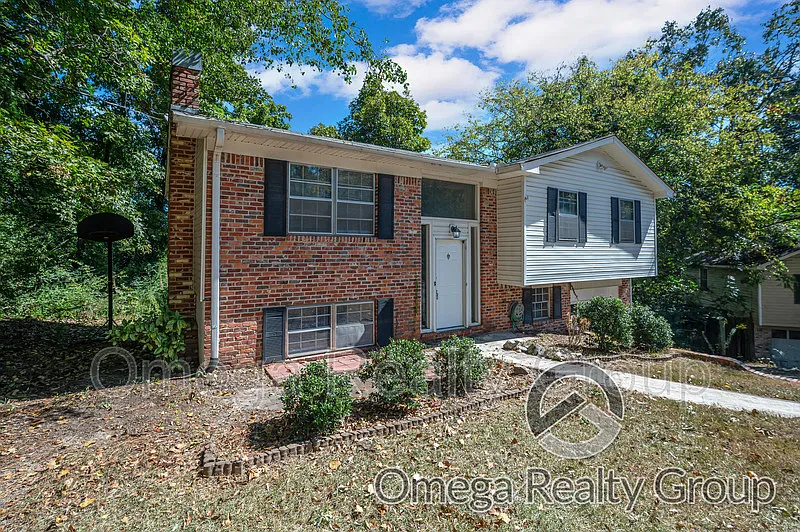 3 bed, 2.0 bath, 2052 sqft, $1,600 — Photo 2