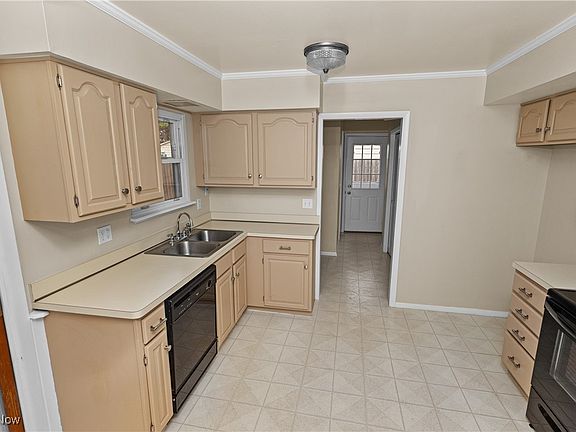 3rd image of 988 E 348th St