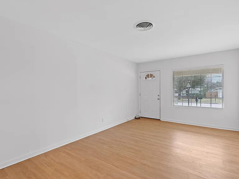 7704 Delafield Ln — Photo 5