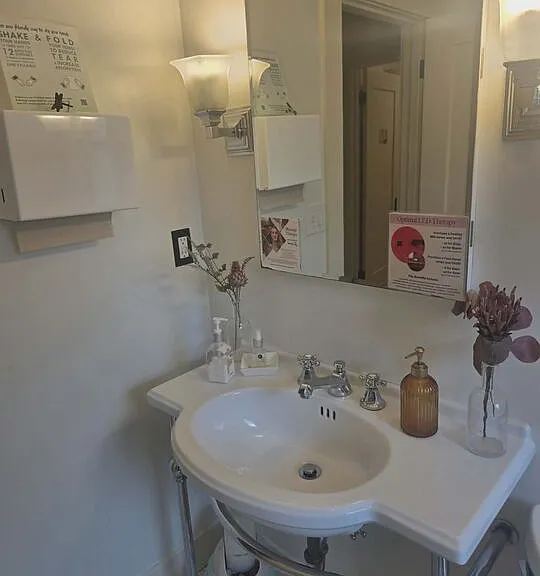 2500 Hyperion Ave — Photo 9