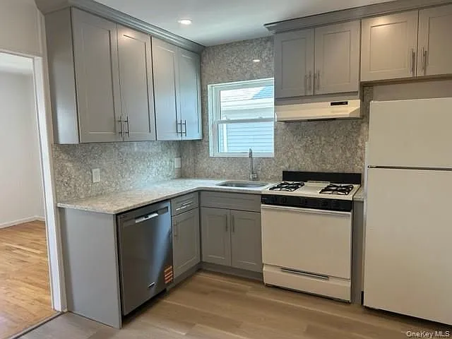 3 bed, 2.0 bath, 1050 sqft, $4,900 — Photo 2