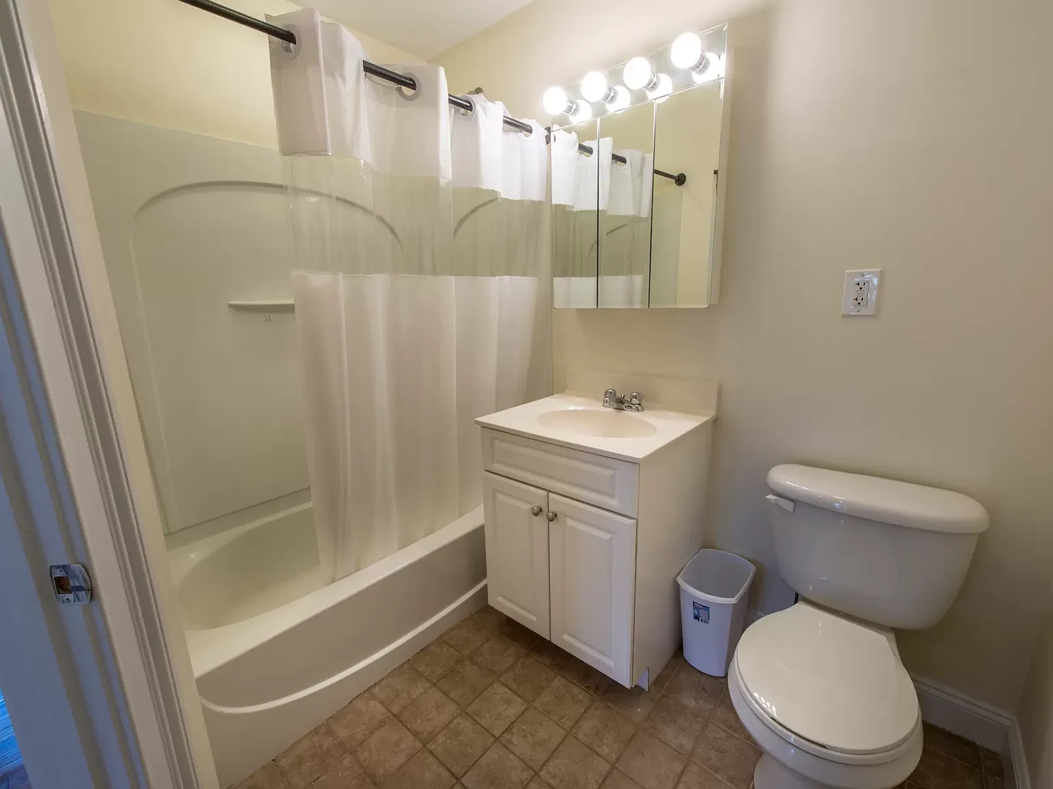 2 bed, 9999 sqft, $3,550 — Photo 3