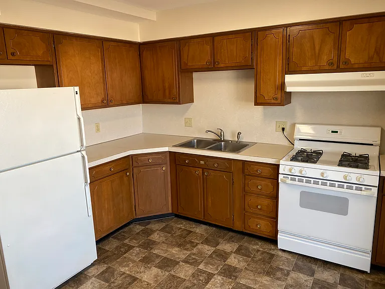 KINGSWOOD APARTMENTS — Photo 31