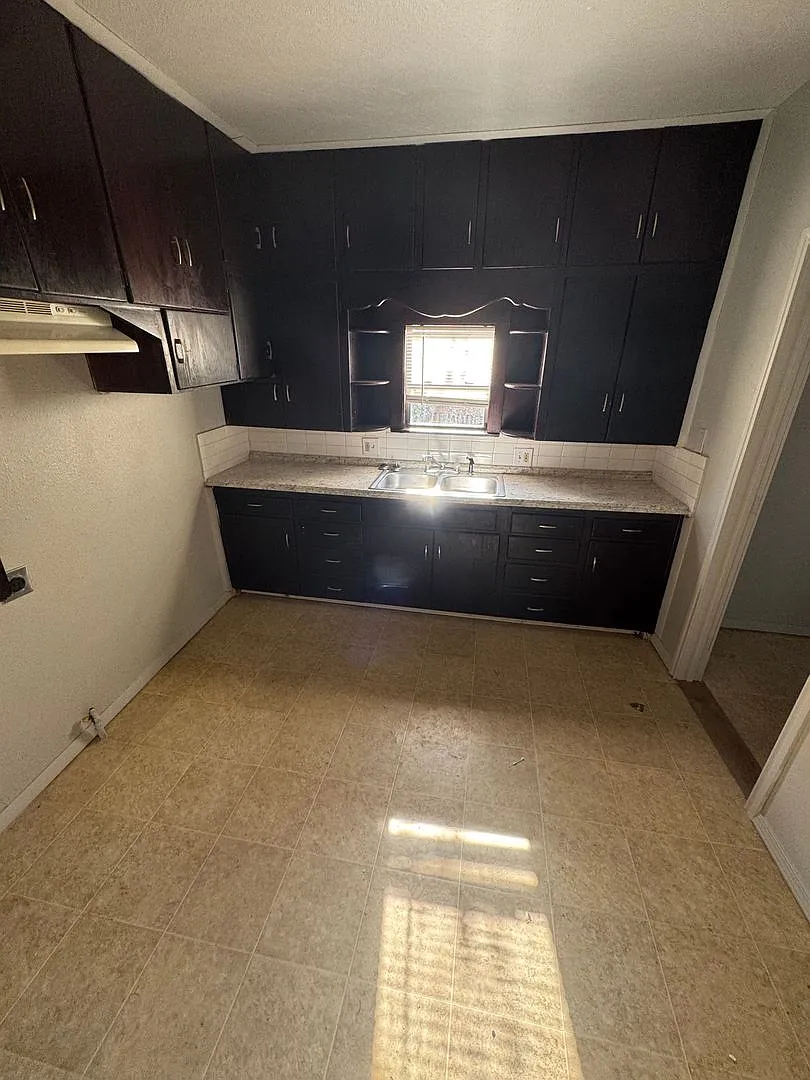 Cozy Three Bedroom House for Rent! — Photo 4