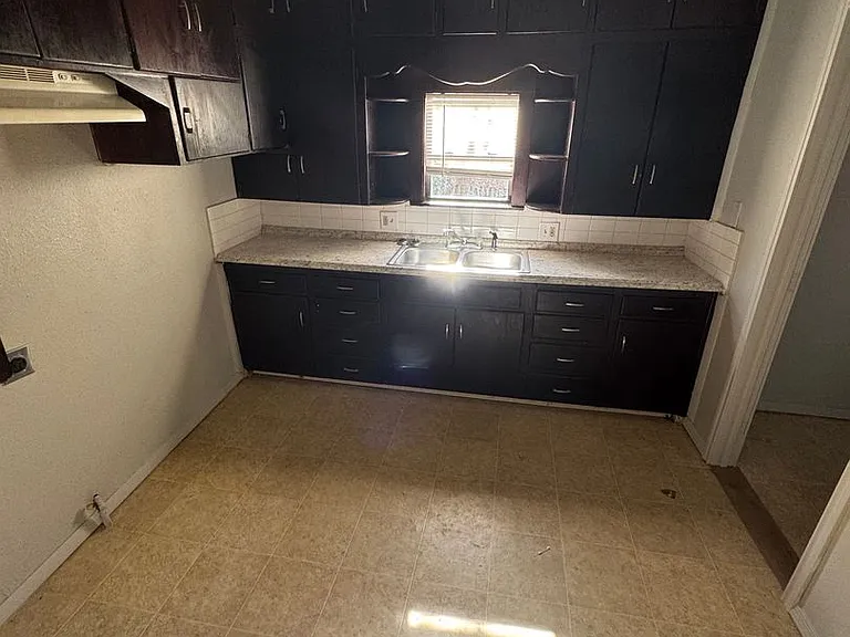 109 E St NE — Photo 4