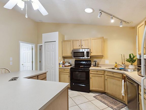 4th image of 501 NW COLONIAL Street