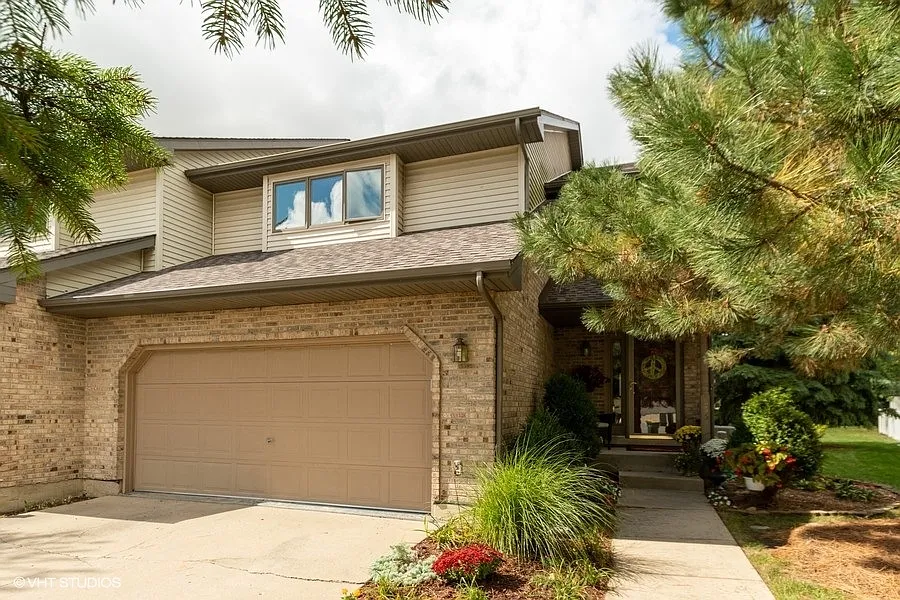 215 Huntington Ct photo 1