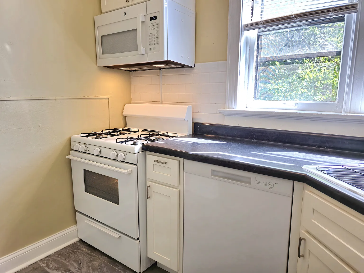7208 Forsyth Blvd — Photo 4