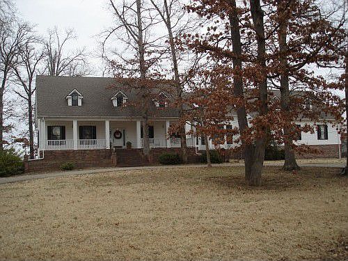 2nd image of 435 Oakwood Cir