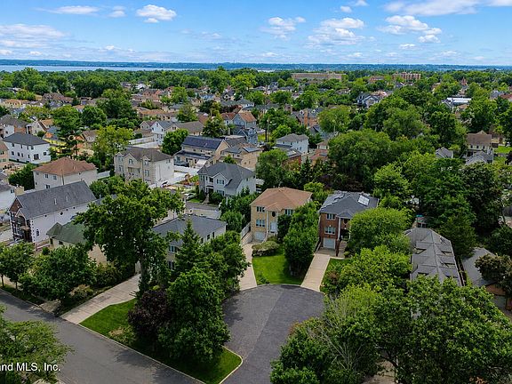 5th image of 20 Emily Ct