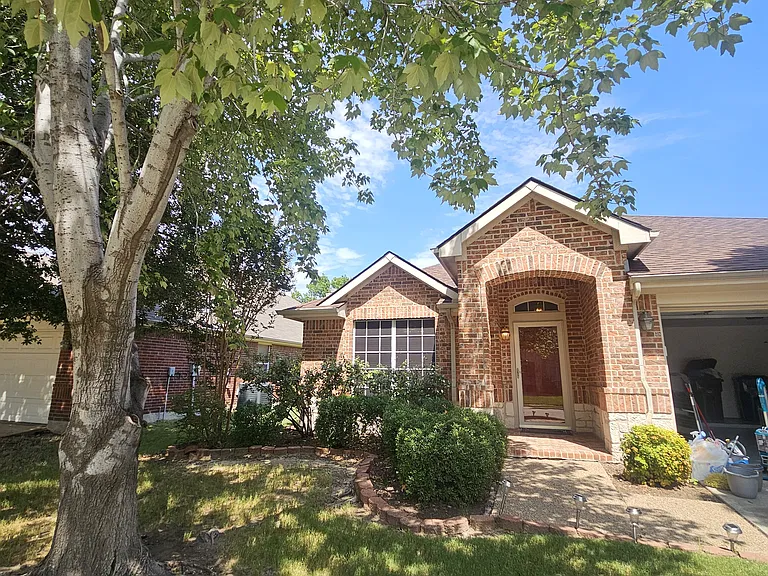 8562 Robertson Dr — Photo 2