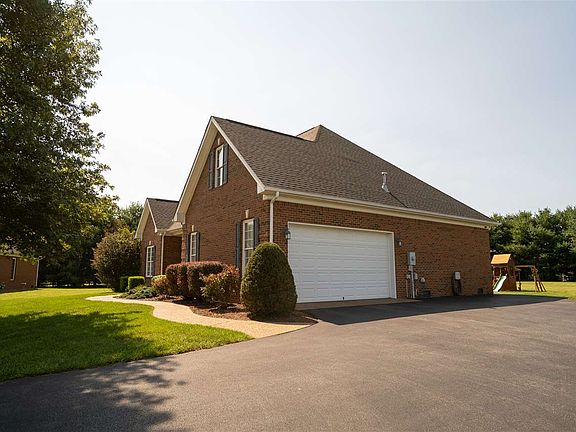 2nd image of 943 Poppy Hills Ct
