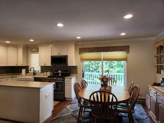 3rd image of 4862 Woodview Ln