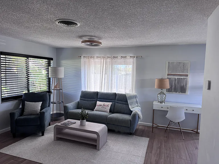 2563 NE Palm Ave — Photo 6
