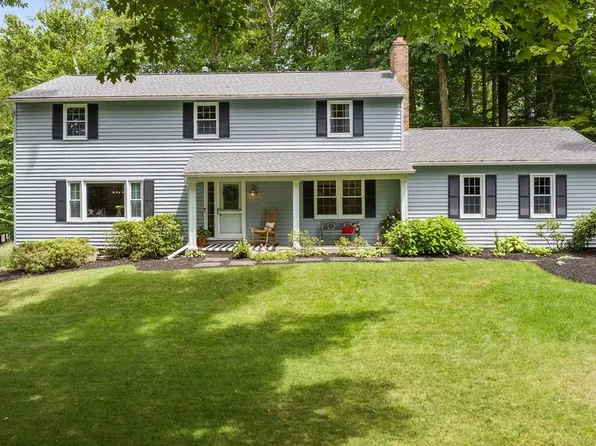 135 Fireside Ln, Camillus, NY 13031