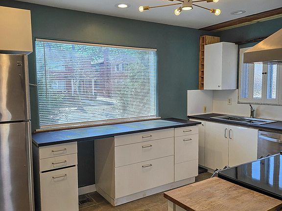 3rd image of 4052 W Buena Vista St