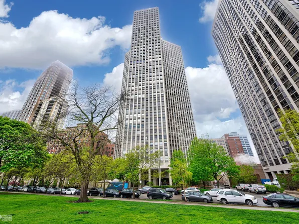 2626 N Lakeview Ave APT 1202, Chicago, IL 60614