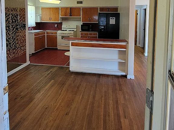 3rd image of 6480 N Tremont St