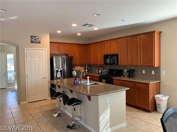 Sunny island kitchen w/upgraded cabinets and granite counters