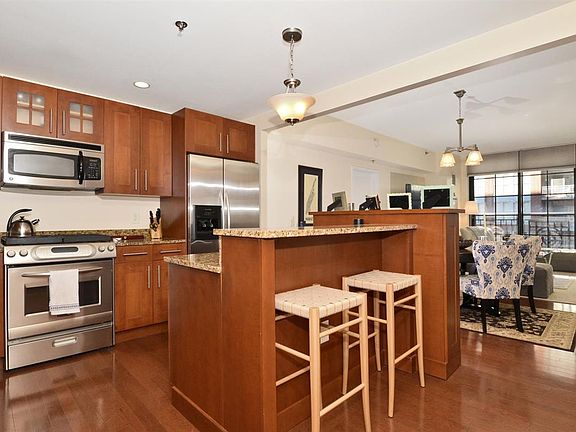 3rd image of 1025 Maxwell Ln APT 411