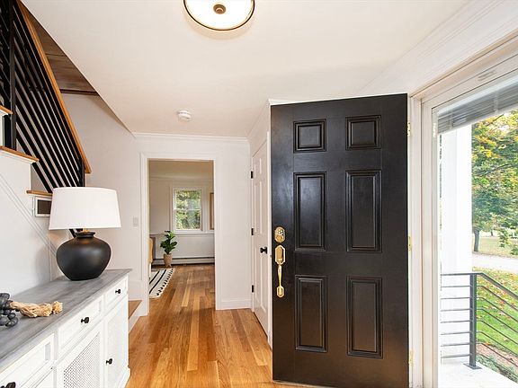 3rd image of 40 Boxwood Ln