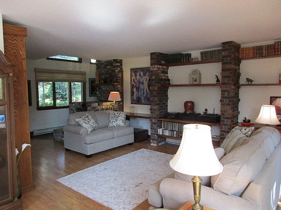 5th image of 76 Stafford Dr