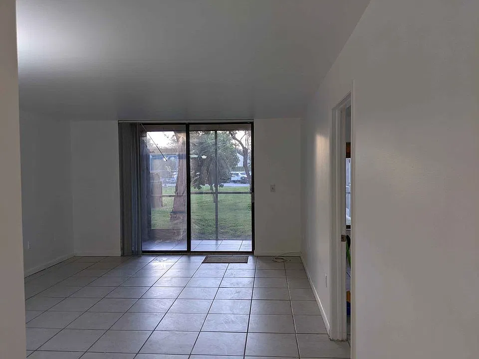 8025 SW 107th Ave — Photo 2