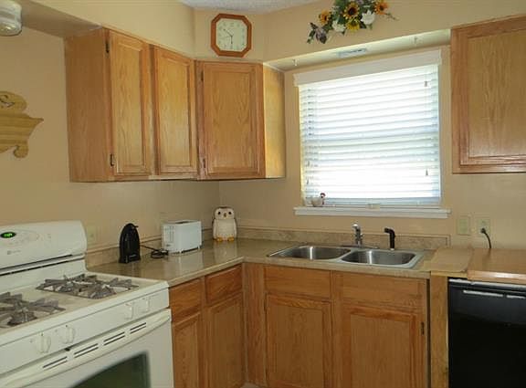 5th image of 402 S Jefferson Dr
