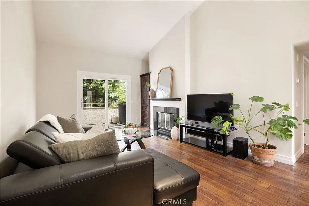 2 bed, 867 sqft, $3,000 — Photo 3