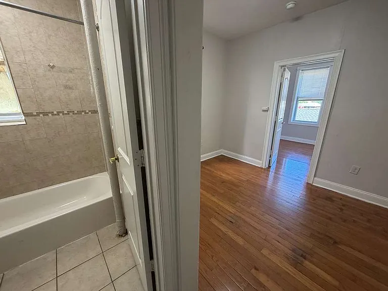 5712 Hudson Ave #10A — Photo 4