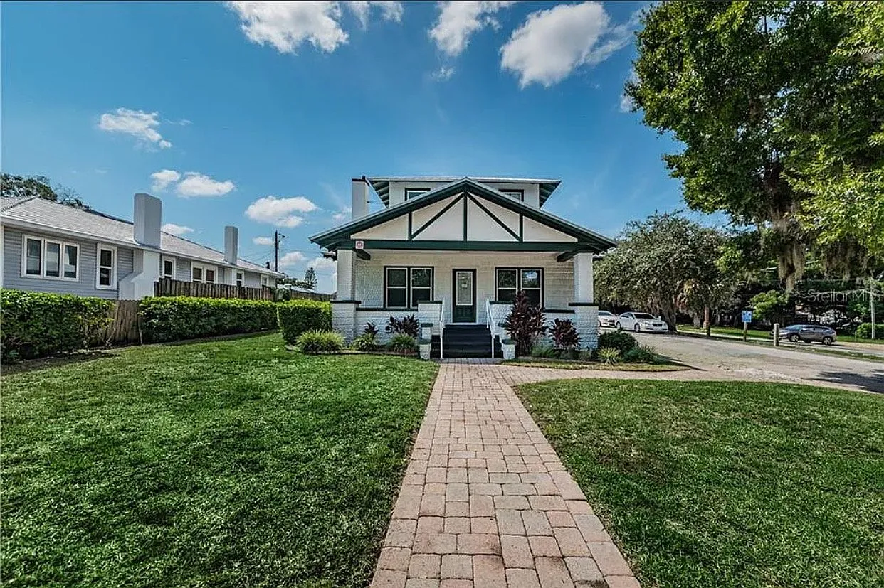 Charming 3 Bed Townhouse in Tarpon Springs | 2 Baths | $2579/mo — Photo 1