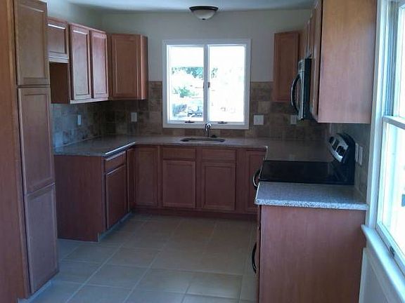 3rd image of 118 Scottfield Dr