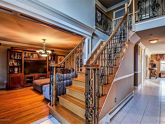 5th image of 172 Woodvale Ave