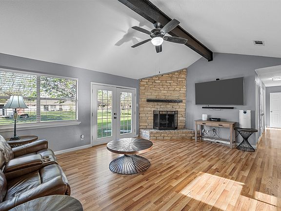 3rd image of 711 Rosedale Dr