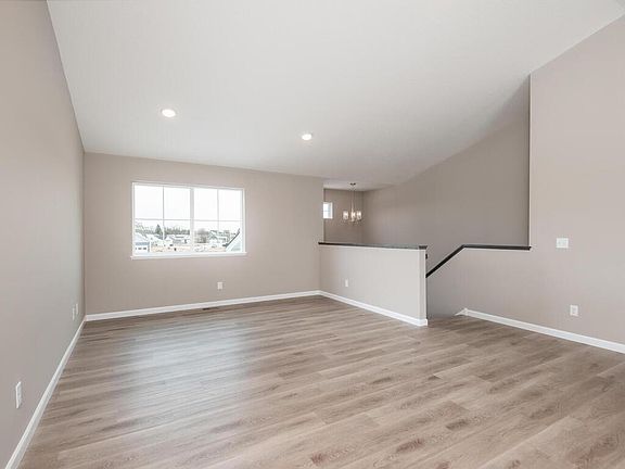 4th image of 613 Hawthorne Ln