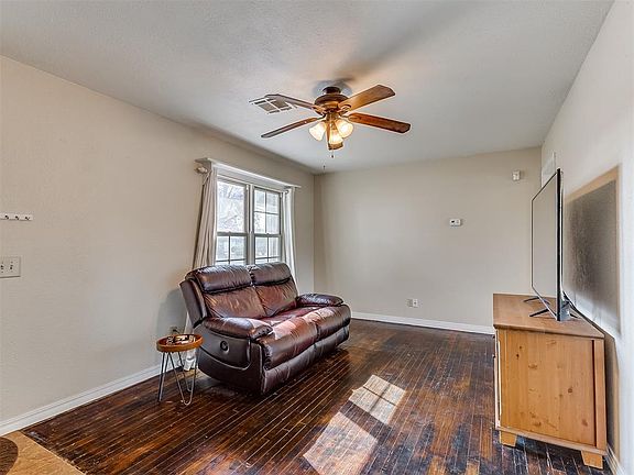 4th image of 1303 Oxford Way