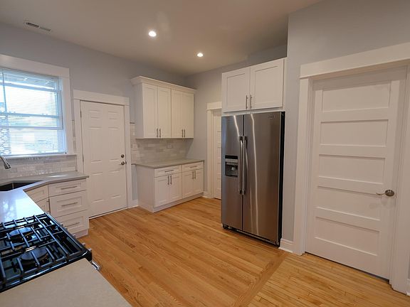 2nd image of 2547 W Homer St #2
