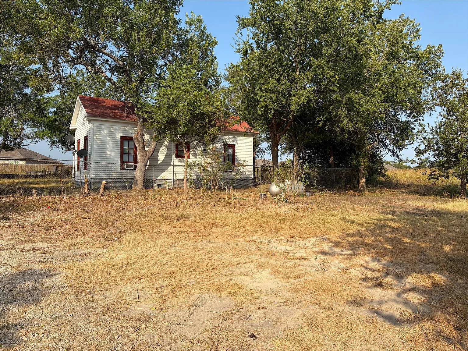 2 bed, 1.0 bath, 1200 sqft, $1,300 — Photo 2